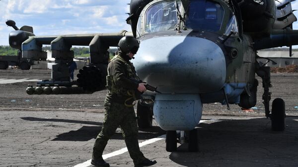Пилот возле ударного вертолета Ка-52 ВКС России, задействованного в СВО. Архивное фото