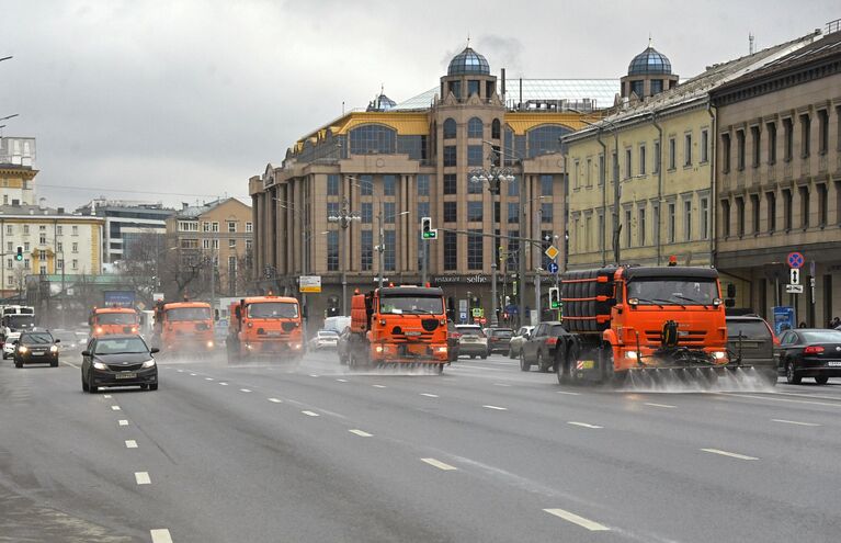 Промывка моющим средством дорог и тротуаров в Москве