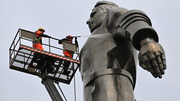 Промывка памятника Юрию Гагарину в Москве
