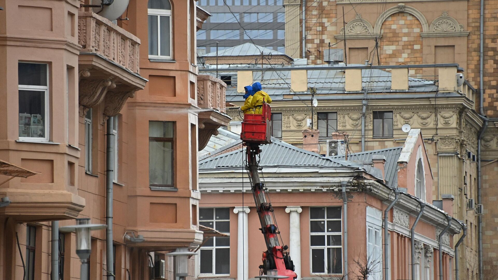 Промывка моющим средством фасадов в Москве - РИА Новости, 1920, 30.03.2024