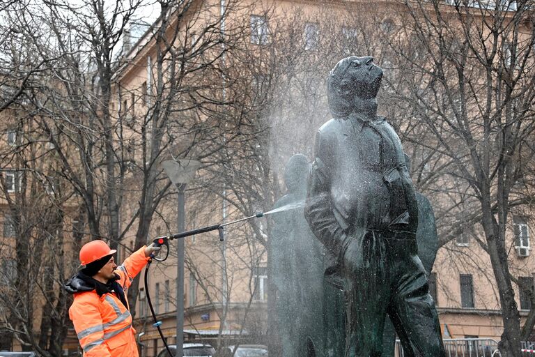 Промывка моющим средством дорог и тротуаров в Москве