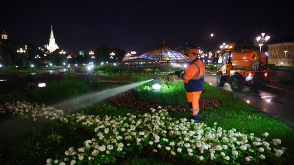 Коммунальные службы поливают цветники в Москве Коммунальные службы поливают цветники в Москве