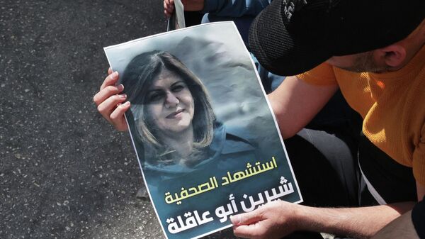 Плакат с изображением журналистки Al Jazeera Ширин Абу Акле, погибшей при освещении столкновений на Западном берегу реки Иордан