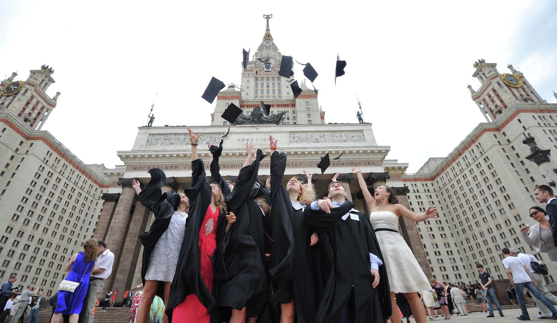 Вручение дипломов с отличием выпускникам МГУ им. М.В.Ломоносова - РИА Новости, 1920, 12.05.2022