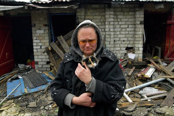 Женщина с кошкой в разрушенном частном секторе города Попасная