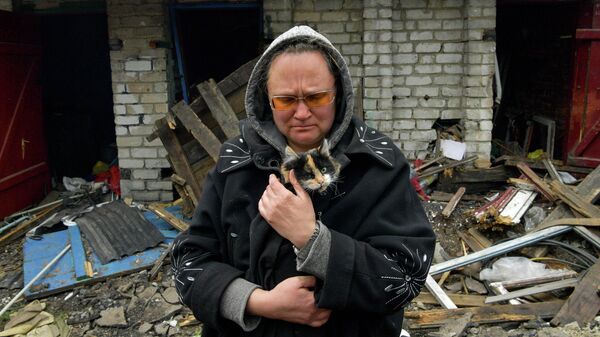 Женщина с кошкой в разрушенном частном секторе города Попасная