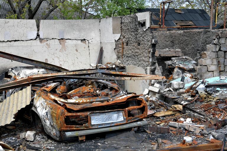 Сгоревший гараж с автомобилем в частном секторе города Попасная