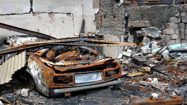 Сгоревший гараж с автомобилем в частном секторе города Попасная