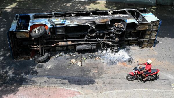 Автобус, сгоревший во время антиправительственных демонстраций в Коломбо, Шри-Ланка