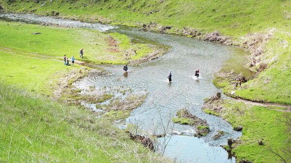 Туристы переходят реку Аргамач вброд. Это тоже часть экологической тропы