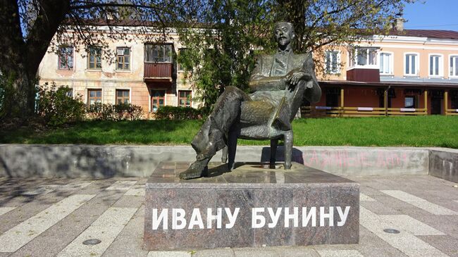 Памятник Бунину в сквере у Елецких курантов