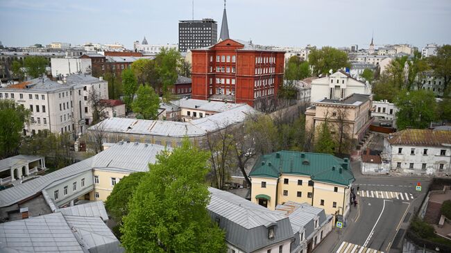 На пересечение Хохловского и Подкопаевского переулков