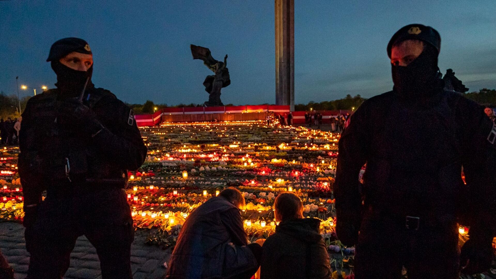 Сотрудники полиции и участники церемонии возложения цветов у мемориального комплекса Памятник воинам Советской Армии - освободителям Советской Латвии и Риги от немецко-фашистских захватчиков в Риге - РИА Новости, 1920, 12.05.2022