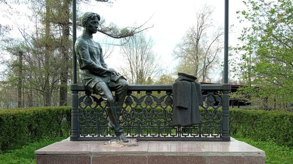Памятник Бунину-гимназисту в Городском парке. Здесь любил гулять Бунин
