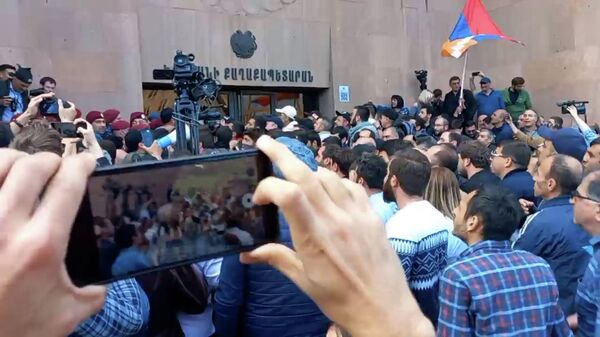 В Армении участники протестов заблокировали вход в мэрию 