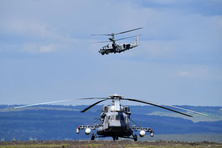 Вертолет Ми-8 АМТШ, задействованный в специальной военной операции на Харьковском направлении, на полевом аэродроме