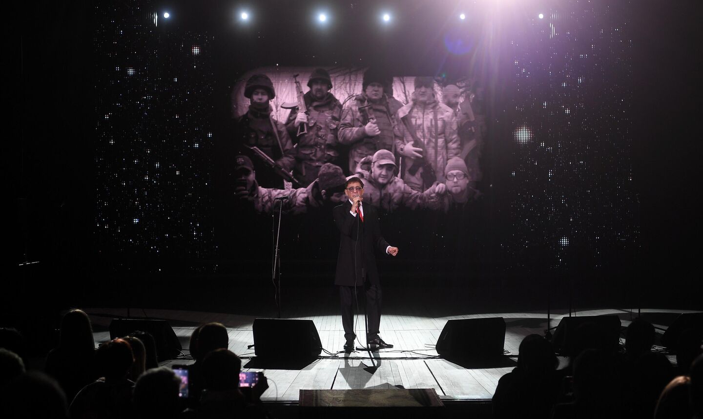 Григорий Лепс выступает на праздничном концерте в Донецке, посвященном Дню Республики Григорий Лепс выступает на праздничном концерте в Донецке, посвященном Дню Республики