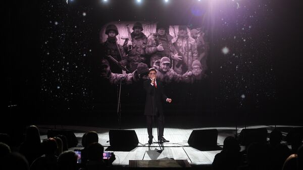 Григорий Лепс выступает на праздничном концерте в Донецке, посвященном Дню Республики