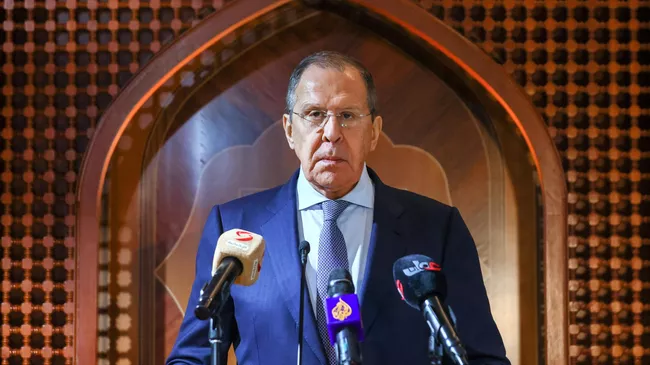 Министр иностранных дел РФ Сергей Лавров во время пресс-подхода по итогам переговоров в Маскате. 11 мая 2022