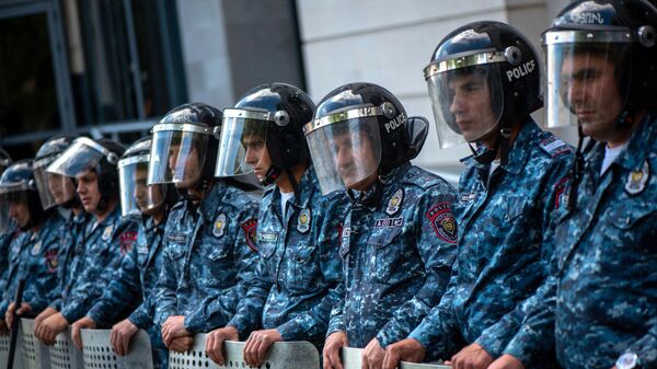Полицейский кордон у входа в здание МИД Армении 