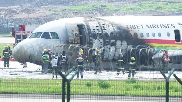 Cамолет авиакомпании Tibet Airlines, который выехал во время взлета за пределы взлетно-посадочной полосы и загорелся 