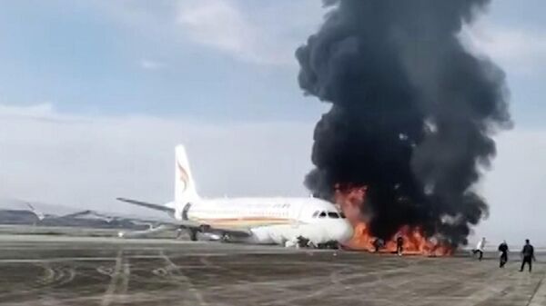 В китайском аэропорту загорелся самолет с пассажирами. Видео с места ЧП