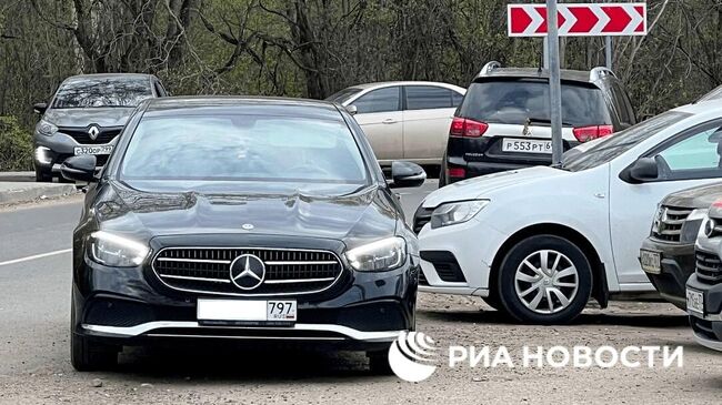 Mercedes с московскими номерами у ворот исправительной колонии №1 УФСИН России по Тверской области