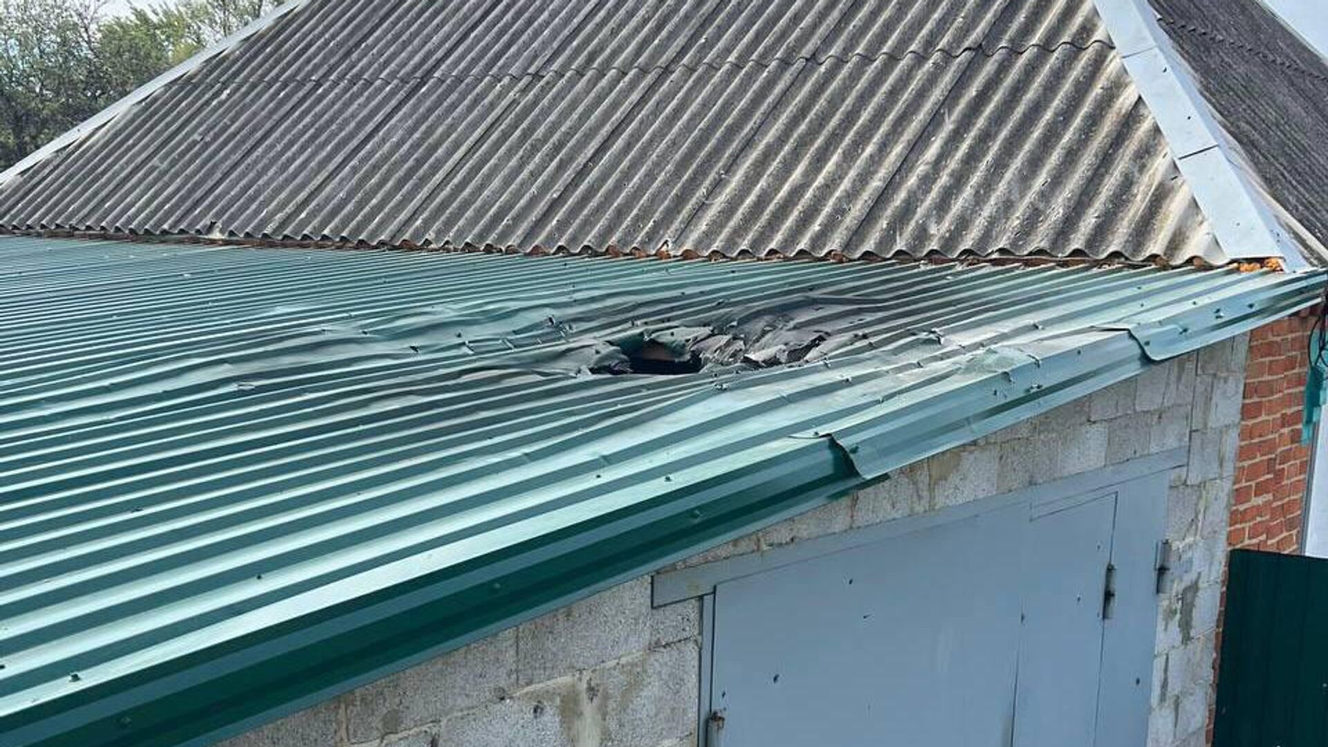 Крыша гаража в селе Солохи Белгородской области, поврежденная в результате обстрела со стороны Украины - РИА Новости, 1920, 14.05.2022