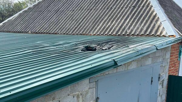 Крыша гаража в селе Солохи Белгородской области, поврежденная в результате обстрела со стороны Украины