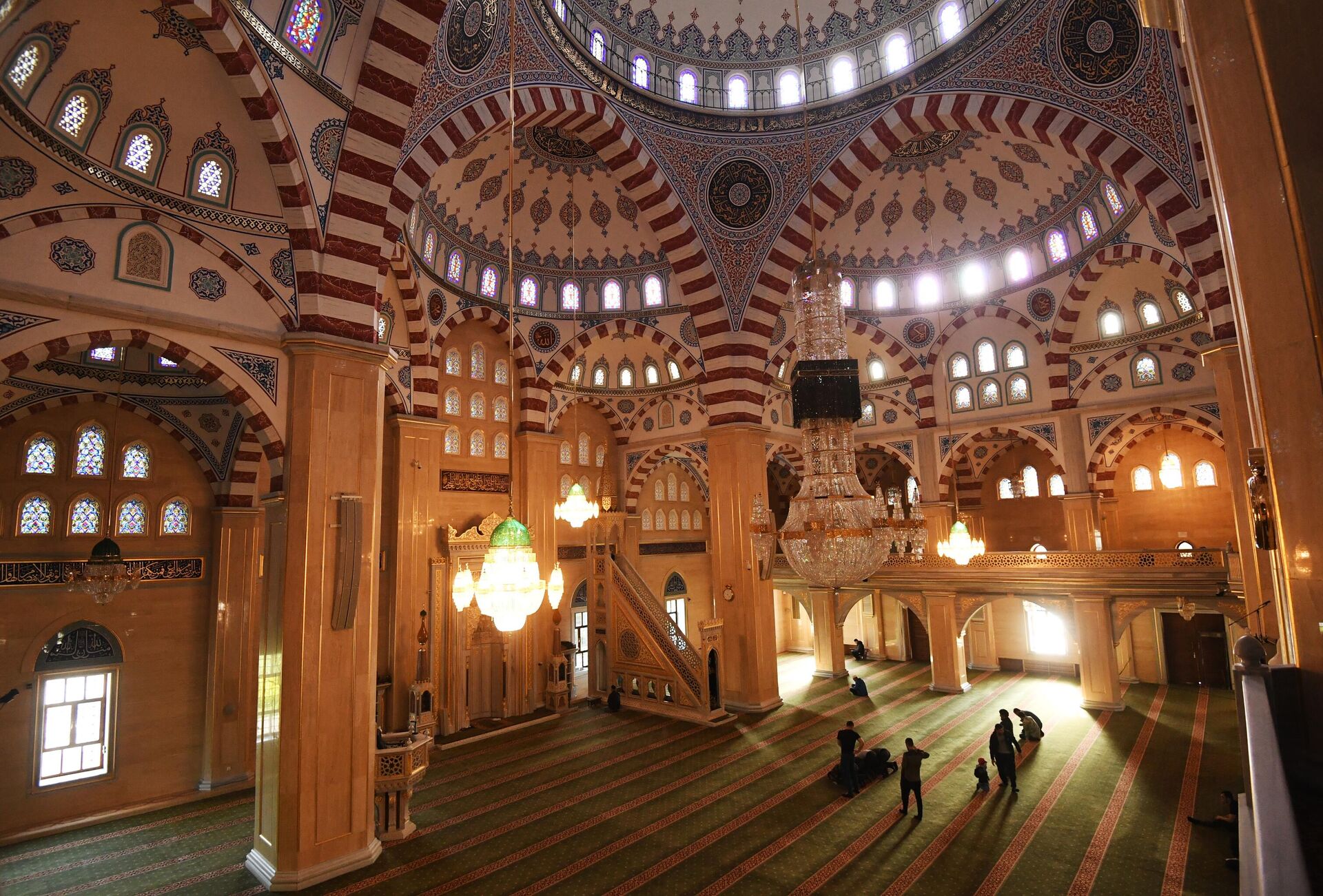 Верующие в центральной мечети Сердце Чечни имени Ахмата Кадырова в Грозном - РИА Новости, 1920, 06.06.2022