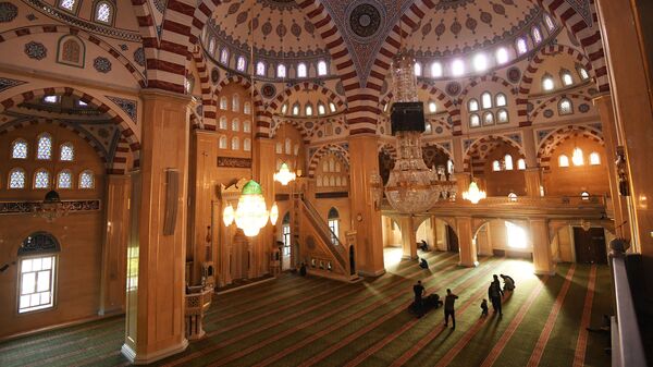Верующие в центральной мечети Сердце Чечни имени Ахмата Кадырова в Грозном
