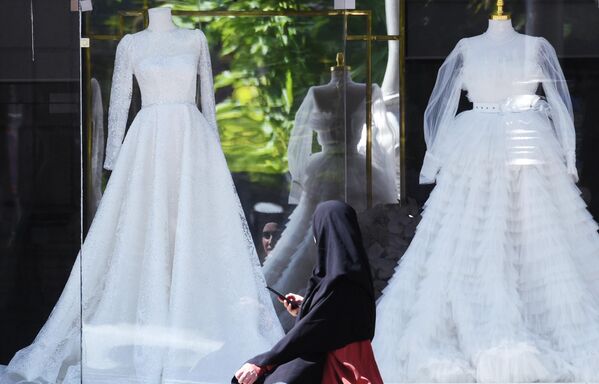 Девушка проходит мимо магазина свадебных платьев в Грозном