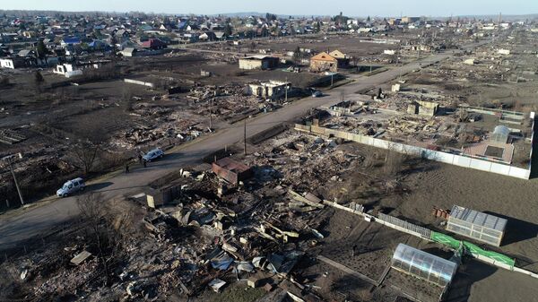 Вид на сгоревшие дома в городе Уяре Красноярского края