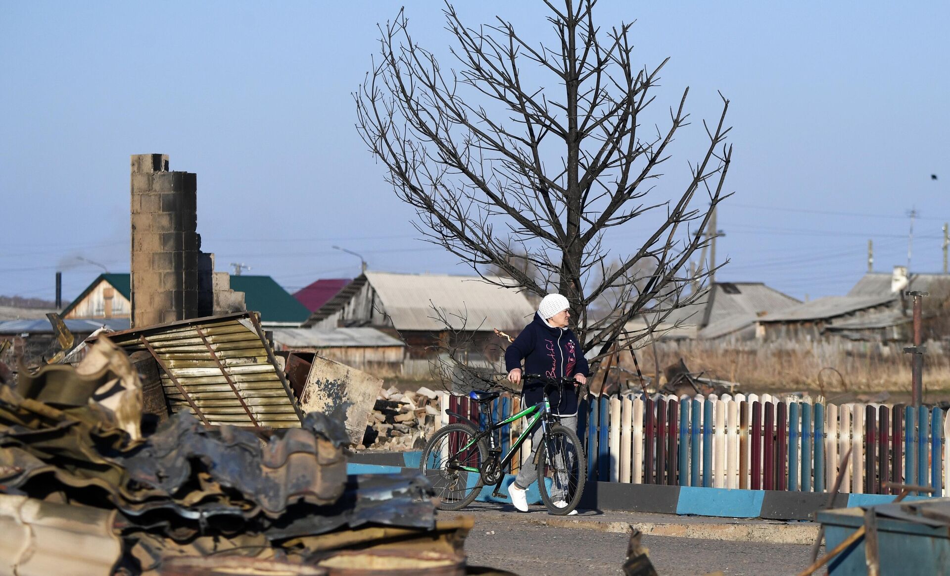 Женщина возле сгоревшего дома в городе Уяре Красноярского края - РИА Новости, 1920, 24.06.2022