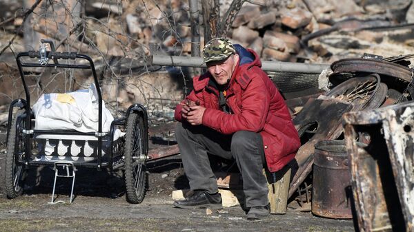 Мужчина на пепелище дома в городе Уяре Красноярского края