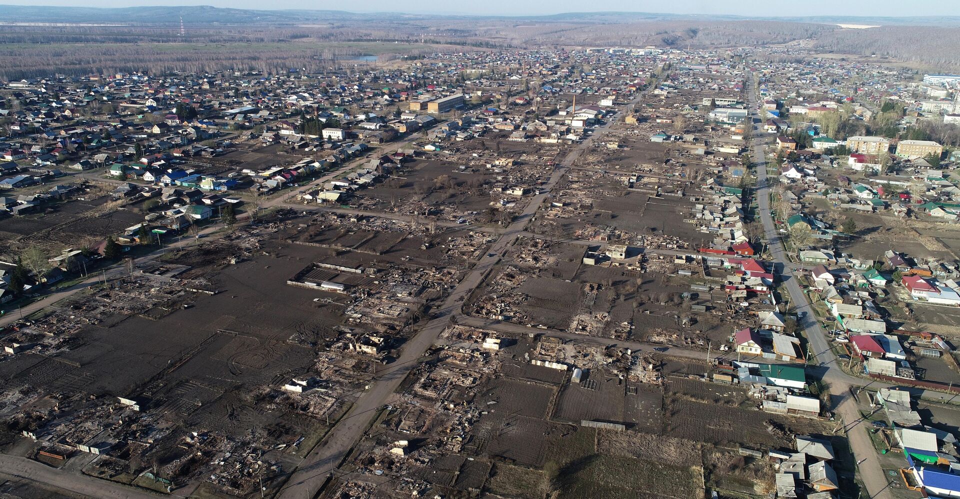 Вид на сгоревшие дома в городе Уяре Красноярского края, где в результате крупного пожара во время штормового ветра 7 мая сгорело более 200 жилых домов - РИА Новости, 1920, 24.06.2022