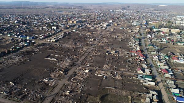 Вид на сгоревшие дома в городе Уяре Красноярского края, где в результате крупного пожара во время штормового ветра 7 мая сгорело более 200 жилых домов