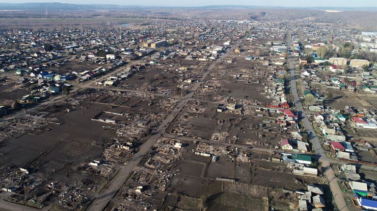 Вид на сгоревшие дома в городе Уяре Красноярского края, где в результате крупного пожара во время штормового ветра 7 мая сгорело более 200 жилых домов