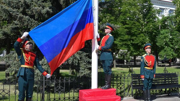 Военнослужащие почетного караула Народной милиции на торжественном поднятии флага Луганской Народной Республики в Луганске 