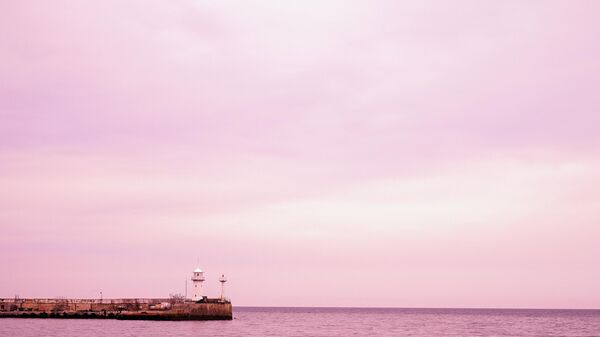 Вид на Ялтинский маяк у пассажирского порта Ялты