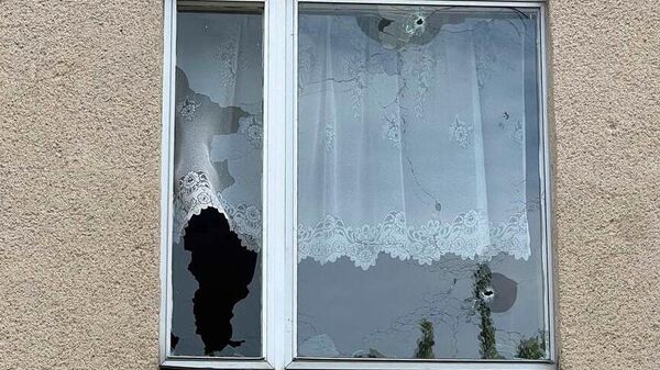 Окно жилого дома в селе Солохи Белгородской области, поврежденное в результате обстрела со стороны Украины