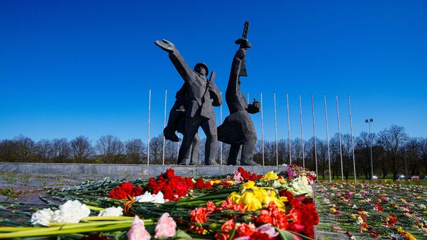 Памятник Освободителям в Парке Победы в Риге 