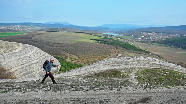 Турист на пешем маршруте в районе Партизанского водохранилища в Крыму