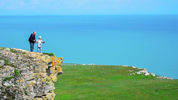 Туристы на горе Опук в Опукском природном заповеднике на юге Керченского полуострова в Крыму.