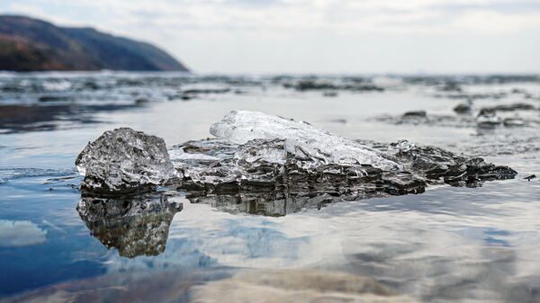 Лед в озере Байкал. Архивное фото