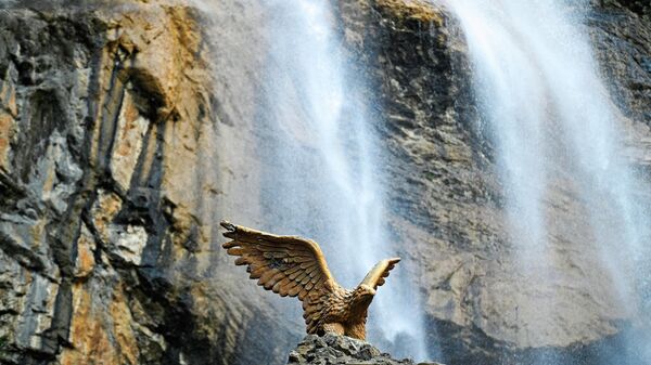 Скульптура орла на крыше водозабора на водопаде Учан-су в Крыму. Учан-Су является самым высоким водопадом не только Крыма, но и Европы
