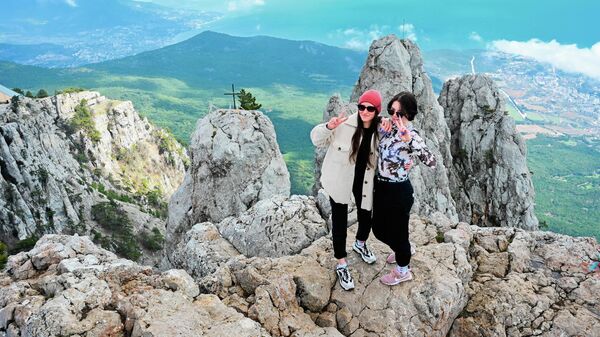 Туристы на фоне зубцов горы Ай-Петри в Крыму