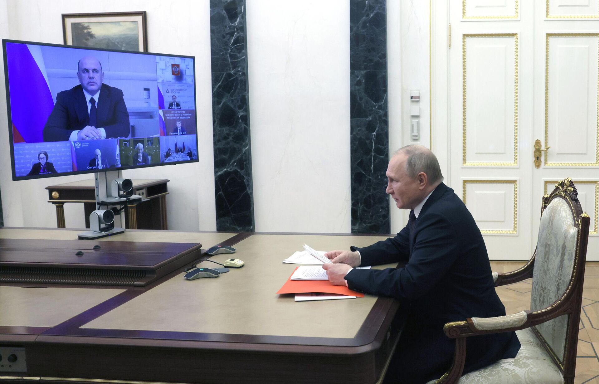 Президент РФ Владимир Путин проводит в режиме видеоконференции совещание по экономическим вопросам - РИА Новости, 1920, 12.05.2022