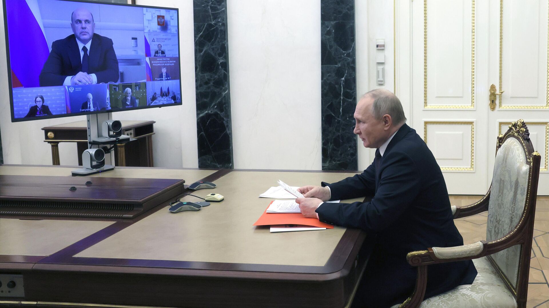 Президент РФ Владимир Путин проводит в режиме видеоконференции совещание по экономическим вопросам - РИА Новости, 1920, 12.05.2022