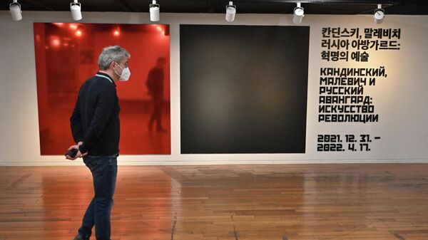 Мужчина в художественном музее Седжон в Сеуле, где ранее были выставлены картины русских авангардистов